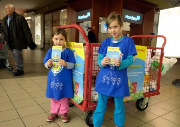 472 tony jedzenia – wynik Ogólnopolskiej Zbiórki Żywności Problemy społeczne, BIZNES - 35 000 wolontariuszy Banków Żywności zebrało 472 tony jedzenia podczas tegorocznej Ogólnopolskiej Zbiórki Żywności Podziel się Posiłkiem.