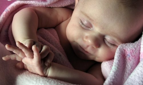 Jaką muzyką puszczać niemowlakowi i małemu dziecku? Co mówić do noworodka?