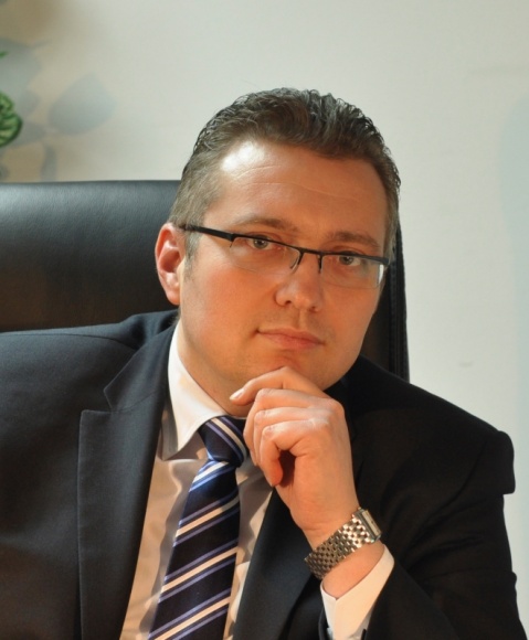 Pieskie wycie, czyli co zrobić, gdy pies sąsiada nieustannie szczeka Problemy społeczne, BIZNES - Najlepszy przyjaciel jednego człowieka czasem może okazać się wrogiem drugiego – sąsiada. Hałasujący pupil, który zakłóca spokój wspólnoty może doprowadzić do sąsiedzkiej wojny. Rozwiązanie leży w przepisach, jednak warto po ludzku podejść do tej zwierzęcej sprawy.