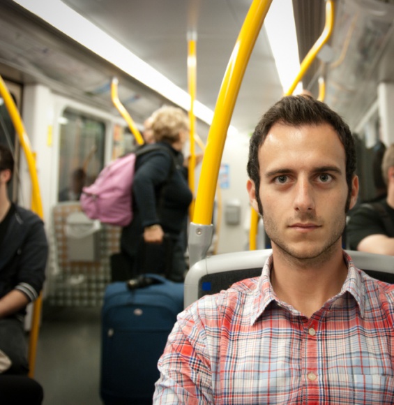 Prawie milion niezapłaconych mandatów za jazdę na gapę Problemy społeczne, BIZNES - Prawie 350 mln zł musi zwrócić miejskim przewoźnikom w całej Polsce 300 tys. gapowiczów przyłapanych na jeździe bez biletu.