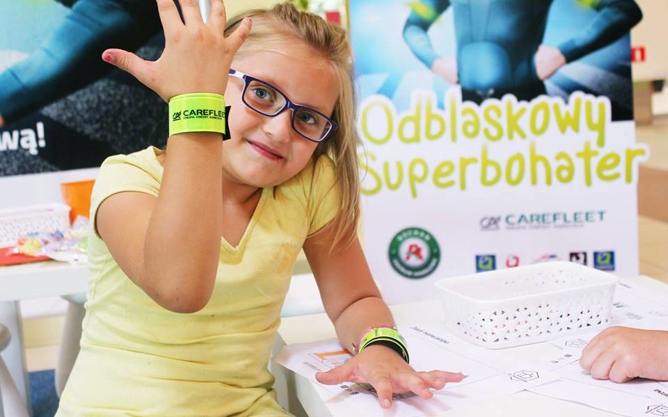Odblaskowi dotycząca bezpieczeństwa dzieci na drogach.