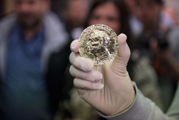 Pokojowa Nagroda Nobla podwójnym zwycięstwem Kolumbii Problemy społeczne, BIZNES - 10 grudnia 2016 w Oslo odbyła się uroczysta gala wręczenia Pokojowej Nagrody Nobla. Tym razem nagroda trafiła do prezydenta Kolumbii – Juana Manuela Santosa. Zgodnie z zapoczątkowanym rok temu zwyczajem, zwycięzca otrzymał medal wykonany ze złota certyfikowanej jakości Fairmined.