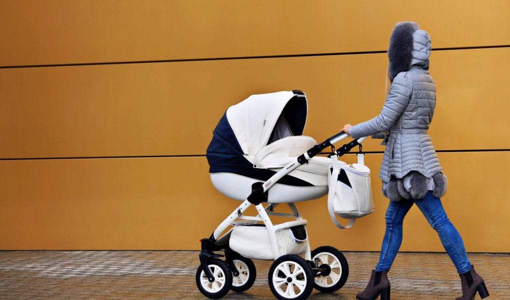 Mama wie lepiej: niebezpieczne potrząsanie dzieckiem – nie wolno tego robić, szczególnie w wózku!