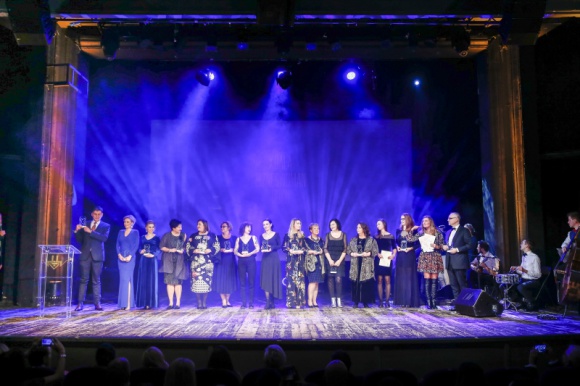 Wręczono nagrody w jubileuszowej X edycji konkursu Bizneswoman Roku Problemy społeczne, BIZNES - W piątek 1 marca, w Teatrze Studio w Pałacu Kultury i Nauki w Warszawie odbyła się Gala wręczenia nagród w jubileuszowej X edycji konkursu Bizneswoman Roku.Nagrodę honorową za całokształt działań w obszarze społecznym odebrała Anna Dymna.