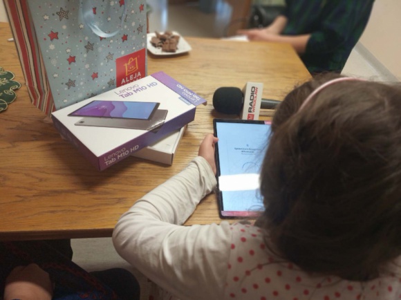 Zdalny zdolny uczeń – świąteczna akcja społeczna Alei Bielany i Radia Wrocław Problemy społeczne, BIZNES - W czasach epidemii brak dostępu do narzędzi digitalowych oznacza wyłączenie z edukacji. Aleja Bielany z Radiem Wrocław rozpoczęła akcję „Zdalny Zdolny uczeń”, wspierającą dzieci z niezamożnych rodzin.