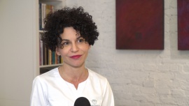 Przez pandemię pogarsza się kondycja skóry Polaków. Przyczynami rezygnacja z wizyt u dermatologa, stres i noszenie maseczek BIZNES, Problemy społeczne - Prawie połowa pacjentów ze schorzeniami dermatologicznymi ogranicza lub rezygnuje z wizyt u lekarzy specjalistów w czasie pandemii COVID-19 – wynika z badania przeprowadzonego w ramach kampanii #WłączLeczenie. – Przewlekłe choroby skóry nieregularnie kontrolowane mogą się zaostrzyć,  a wtedy ich terapia jest bardzo trudna – przestrzega dermatolog, dr Ivana Stanković. Już teraz ponad połowa pacjentów dostrzega pogorszenie kondycji skóry w czasie pandemii. Wpływ na to może mieć nie tylko brak opieki dermatologicznej, lecz również stres i noszenie maseczek.